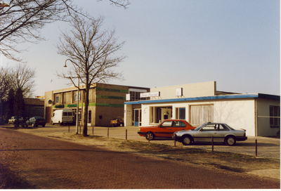 579735 Bedrijfsgebouwen, van Dreverman Automaterialen en Strik Sanitair, aan de Industrielaan, Februari 1990