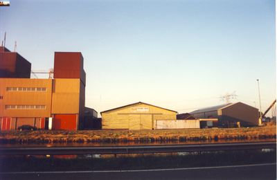579805 Bedrijven aan de Kanaalweg, met in het midden houthandel Hulshof, Juni 1999