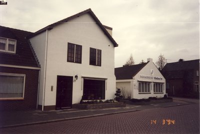 579837 Woning aan de Kerkstraat 27, met rechts dakdekkersbedrijf Gielen, 14-03-1994