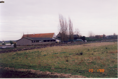579896 Zicht op stallen en woning aan de Kleine Heitrak , gezien vanuit de Gruttoweg, 20-01-1999