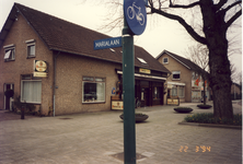 579935 Café Zaal Eijsbouts aan de Kluisstraat 1, gezien vanuit de Marialaan, 22-03-1994