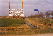 579957 Boerenprotest aan de Kluutweg met zicht op de Provincialeweg, Februari 1990
