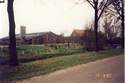 580042 Stallen bij een boerenwoning aan de Kruisbaan 8, 13-03-1997