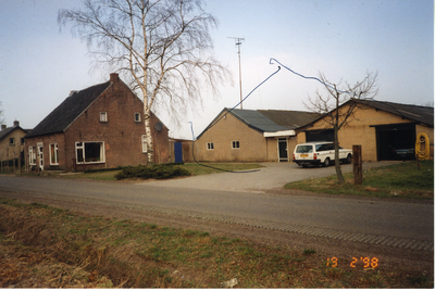 580072 Boerderij met stallen aan Laarbroek, 19-2-1998