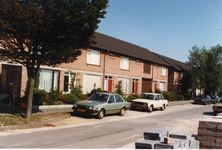 580092 Woningen met auto's voor de deur in de Laurierstraat, 1990