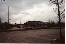 580102 Parkeerplaats voor de tennishal en tennispark aan de Lienderweg, 5-4-1994