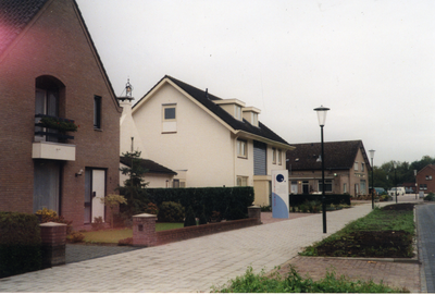 580210 Huizen aan de Marialaan, met aan het einde café Eijsbouts, 1990-2000