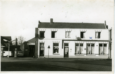 580216 Café De Wit aan de Markt, met links Garage de Wit, 1950-1960