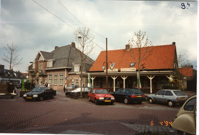 580227 De Markt, met op de achtergrond Café Jan van Hoek en links het postkantoor, 6-4-1994