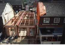 580234 Pand in aanbouw in de Marktstraat, met rechts Bakkerij Koolen, gezien vanaf het gemeentehuis, 1990