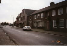580235 Rij woningen aan de Wolfsberg, met achteraan Bakkerij Van de Mortel, 31-1-1994
