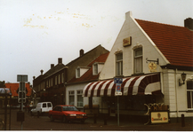 580237 Café 't Pallieter aan de Marktstraat, met helemaal achteraan Café Jan van Hoek aan de Markt, 1990