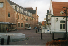 580238 Marktstraat gezien vanaf het Koningsplein. Links het gemeentehuis en rechts vooraan Café 't Pallieter, 2-12-1999