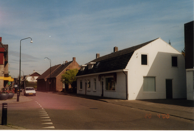 580242 De Wolfsberg, met rechts dierenvoederwinkel Slaats en links is nog net Bakkerij Van de Mortel zichtbaar, 20-4-2000