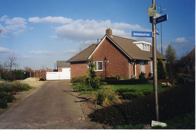 580305 Woning aan de Merelweg gezien vanuit het Behelp, met links de Antoniusstraat , 1990-1995