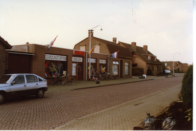 580317 Gordijnstoffen- en fourniturenwinkel Deelen aan de Mgr. den Dubbeldenstraat 47, Februari 1990