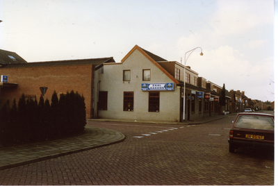 580319 Zaal Bakens op de hoek van de Mgr. den Dubbeldenstraat 37 en de Langstraat, Februari 1990