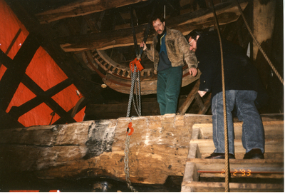 580385 Twee mannen in de molen De Oostenwind aan de Molenstraat 23, 02-02-1993