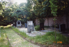 580402 Gedeelte van het kerkhof van Asten aan de Kerkstraat, 17-6-1996