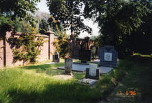 580403 Gedeelte van het kerkhof van Asten aan de Kerkstraat, 17-6-1996