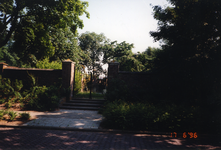 580404 Poort van het kerkhof van Asten aan de Kruiskensweg, 17-6-1996
