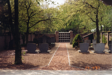 580409 Gedeelte van het kerkhof Asten aan de Kerkstraat, 24-4-1997