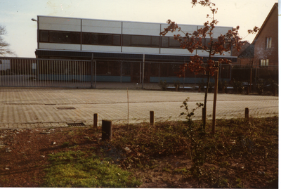 580464 Noordheide hallen aan de Oliemolen, januari 1983