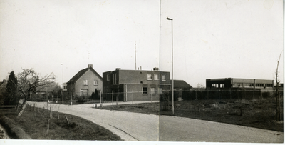 580465 Beeld vanaf de Oliemolen, met rechts een bedrijfspand en daarnaast een woonhuis, 1980-1985