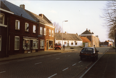 580478 Wilhelminastraat gezien in de richting van het Koningsplein, met links een naaimachinehandel, iets verder het ...