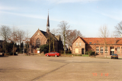 580530 Heilige Antonius van Paduakerk aan het Vorstermansplein 16 en rechts jongerencentrum Jonosh aan het ...
