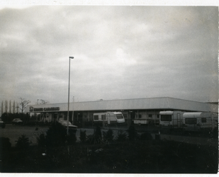 580578 Bedrijfsgebouw van Vinken Caravans aan de Ommelseweg, 07-12-1989