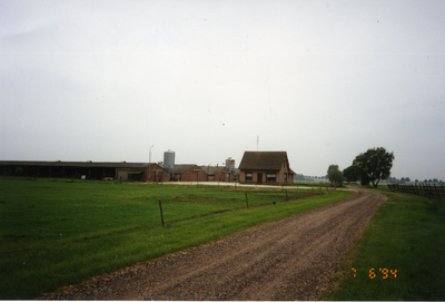 580584 Weiland en oprijlaan, met een boerderij en stallen, aan de Ooruilweg 7, 07-06-1994