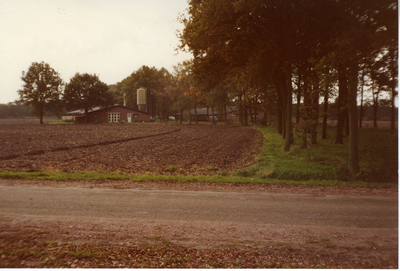 580590 Stallen en het woonhuis van v.d. Heuvel aan de Oostappensedijk, 1984
