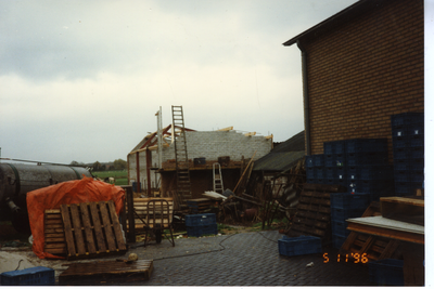 580599 Pallets en kratten bij een schuur van Beyers aan de Oostappensedijk, 05-11-1996