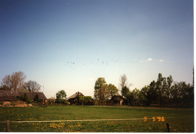 580614 Zicht op een weiland en de Oostappensedijk met in het midden een boerenwoning aan de Oostappensedijk 46, 09-05-1996