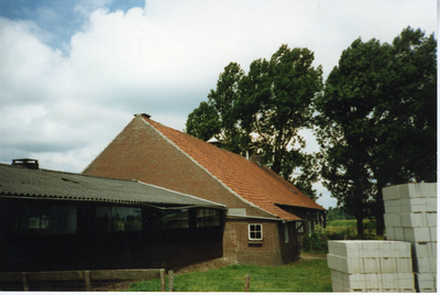 580627 Zijaanzicht van een woonhuis en schuur van Van Hugten aan de Vosselen 4, 1989