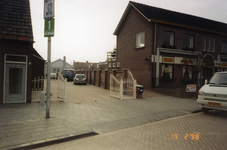 580668 Links een woonhuis aan het Vorstermansplein 28. In het midden ver achterin een woonhuis en rechts een café, ...