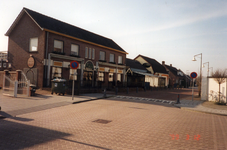 580671 Café-Restaurant de Gulle Lach met links een bord naar theatercafé tante Sien aan het Vorstermansplein 24 a, 03-12-1999