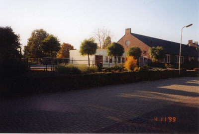 580694 Noodschool bij de jongensschool Antonius aan de Pastoor Arnoldstraat, 04-11-1999