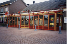 580733 Een met oranje vlaggetjes versierde serre voor een Dommelsch café, ter gelegenheid van het WK-voetbal, juli 98