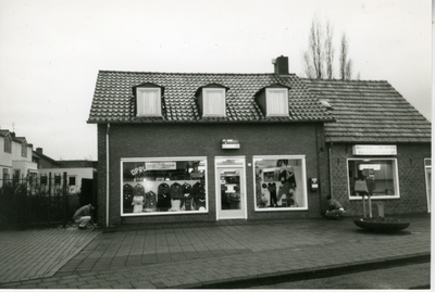 580780 Links de (kinder)kledingwinkel van Mia Swinkels en rechts in het oude gedeelte de keukeninrichting van haar ...