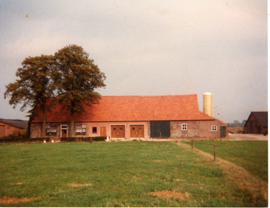 580798 Achterzijde van de boerderij van Aarts aan de Polderweg 53, 1980-1990