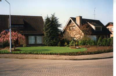 580810 Rechts woonhuis aan Polderweg 10. Links een woonhuis aan Hemelberg 59, mei 1995