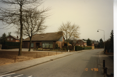 580812 Zicht op de Polderweg, met links een huis op nummer 17, 10-4-1996