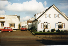 580813 Woonhuis aan de Voorste Heusden 45. Links een gedeelte van Veugen bouwmaterialen, 8 maart 1995