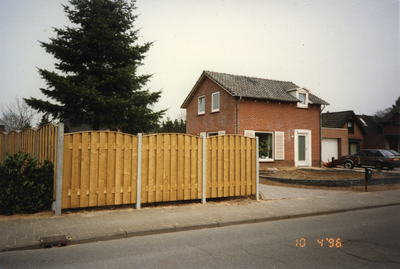 580814 Schutting en woonhuis aan de Polderweg 19, 10-4-1996