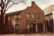 580843 Nieuwbouw van een cafépand , met rechts een klein stukje van de Nederlands Hervormde Kerk, 2-4-1986