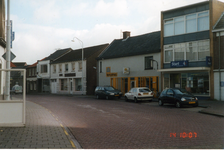 580844 De Wereldwinkel tussen uitzendbureau Start en een andere winkel aan de Prins Bernhardstraat, 1992-2000