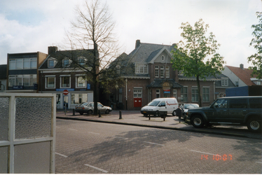 580845 Rechts het postkantoor aan de Markt. Links daarvan Randstad Uitzendbureau en daar weer links van Start ...