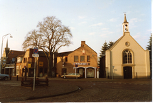 580849 Vanuit de Logtenstraat zie je rechts de Nederlands Hervormde Kerk en links daarvan Café De Vrolijke Kuus, ...